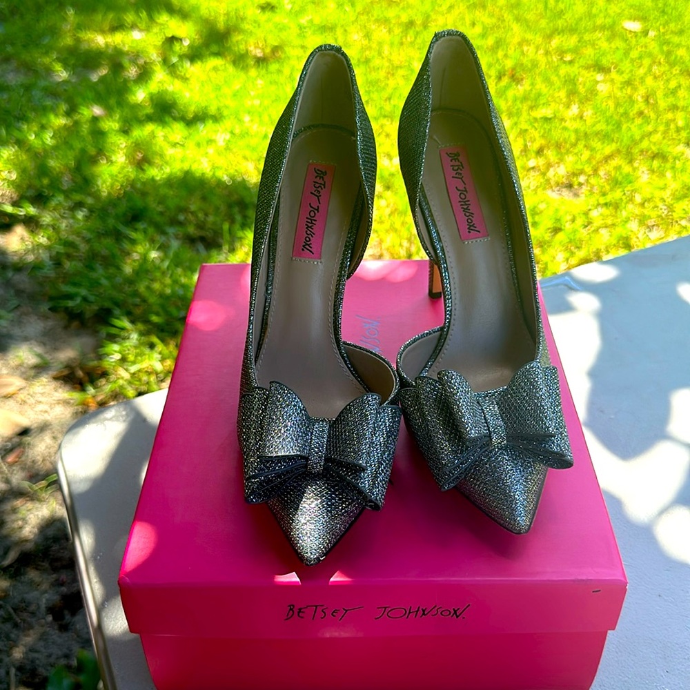 Beautiful almost new betsey johwnson prince pewter 7.5